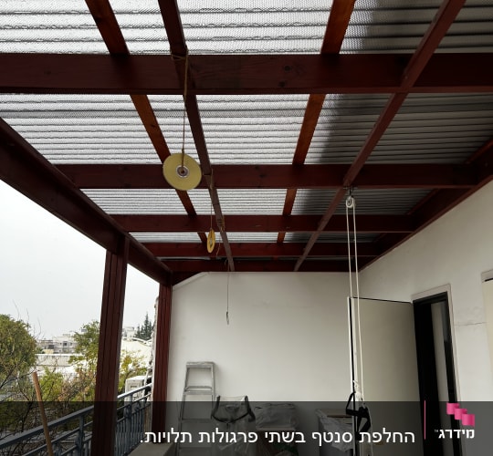 פרגולה מעץ עם גג רשת במרפסת